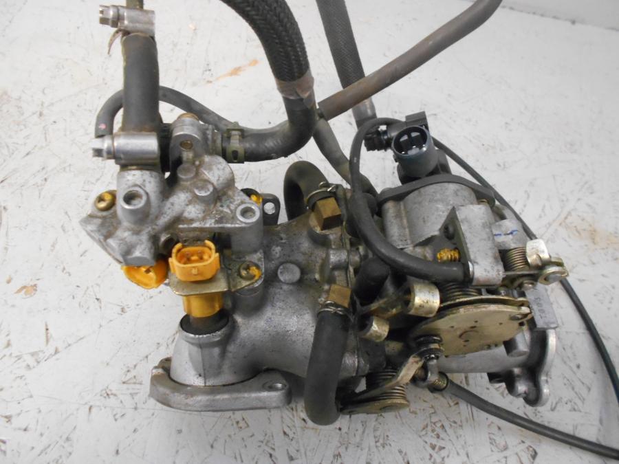 Baksidan på Spjällhus från en Suzuki VZ 1600 -2004 motorcykel.