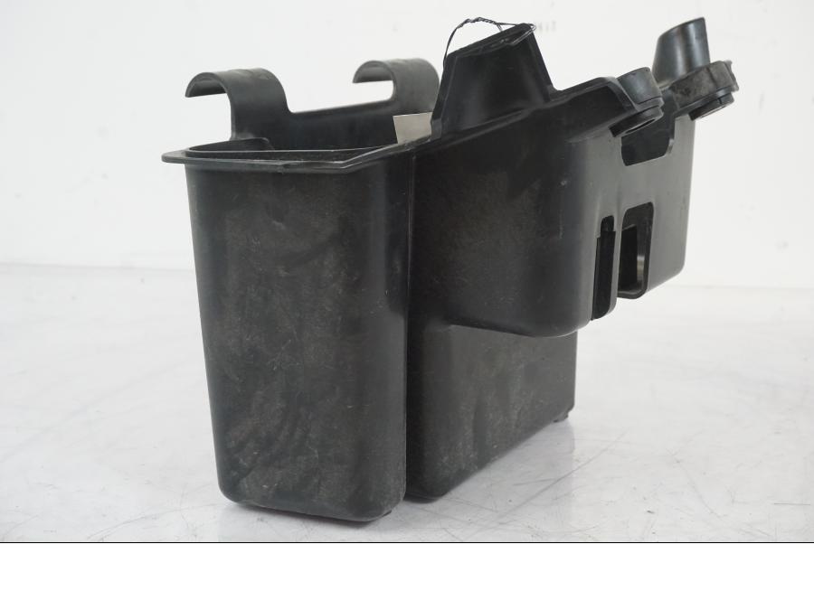 Baksidan på Batterihållare från en Suzuki VZR 1800 -2009 motorcykel.