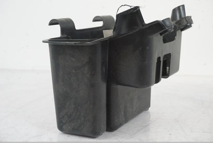 Baksidan på Batterihållare från en Suzuki VZR 1800 -2009 motorcykel.