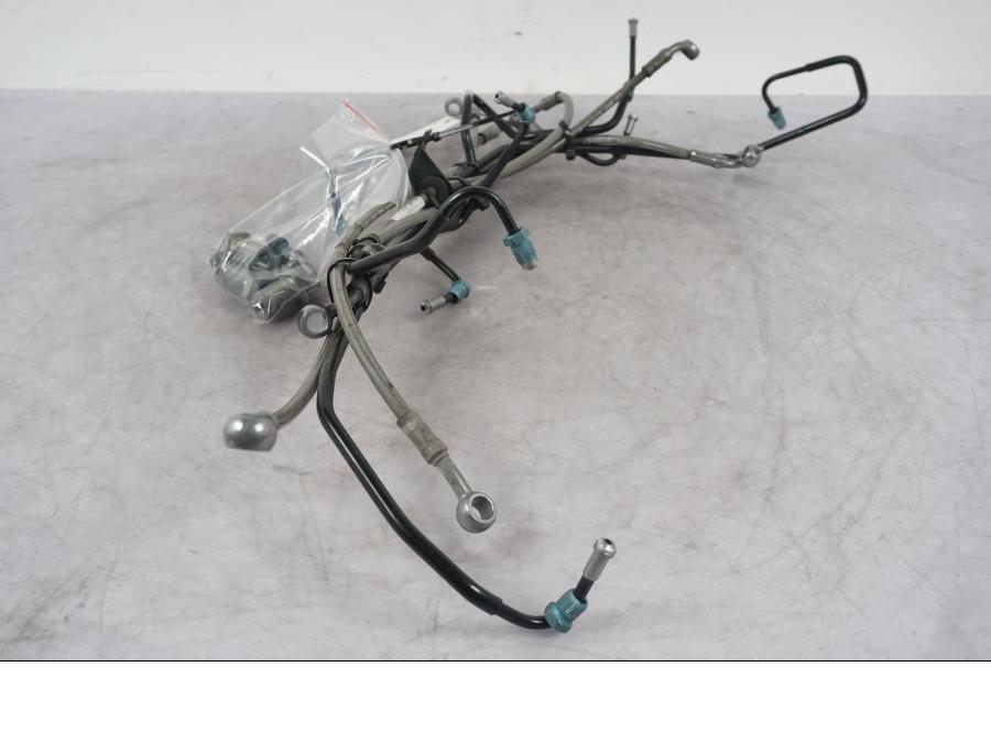 Snett uppifrån på Bromsledning från en BMW F 800 R -2018 motorcykel.