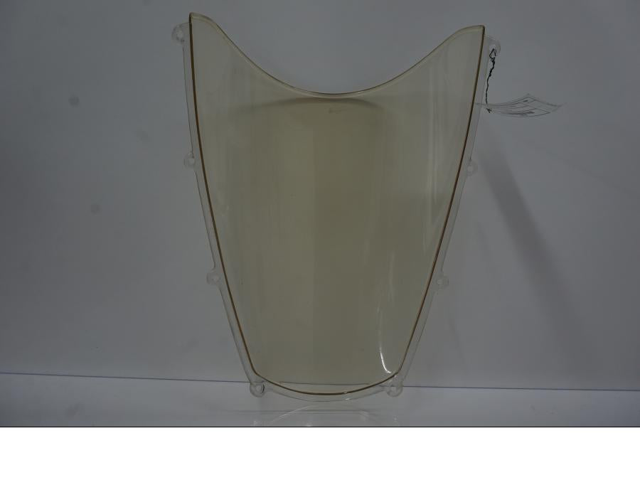 Extrabild3 på <p>Vindruta till Aprilia RSV 1000 2002.</p>

<p>Vindrutan är solblekt och har en gul "toning" sen vanlig transparant färg beroende på från vilken vinkel man kollar på den.</p>

<p>Ytliga repor / repor finns se bilder.</p> motorcykel.