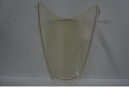 Extrabild3 på <p>Vindruta till Aprilia RSV 1000 2002.</p>

<p>Vindrutan är solblekt och har en gul "toning" sen vanlig transparant färg beroende på från vilken vinkel man kollar på den.</p>

<p>Ytliga repor / repor finns se bilder.</p> motorcykel.