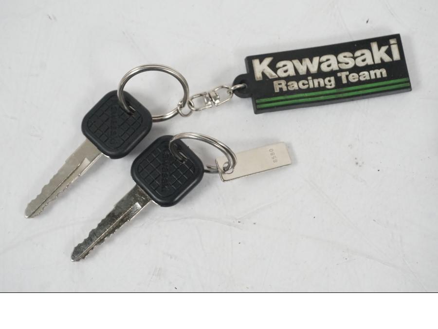Extrabild2 på <p>Låssats från Kawasaki ZXR 400 1992.</p>

<p>Tändningslås, tanklock, sadellås och 2st nycklar.</p> motorcykel.