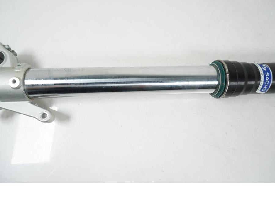 Höger sida på Gaffelben från en AJP PR7 -2021 motorcykel.