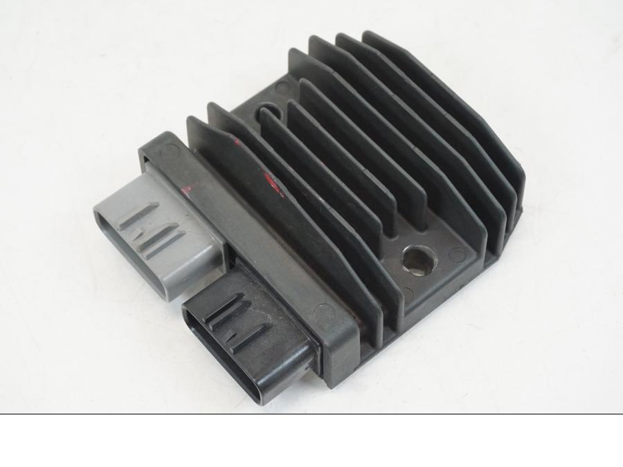 Framsidan på Likriktare från en Ducati Streetfighter V4 -2020 motorcykel.