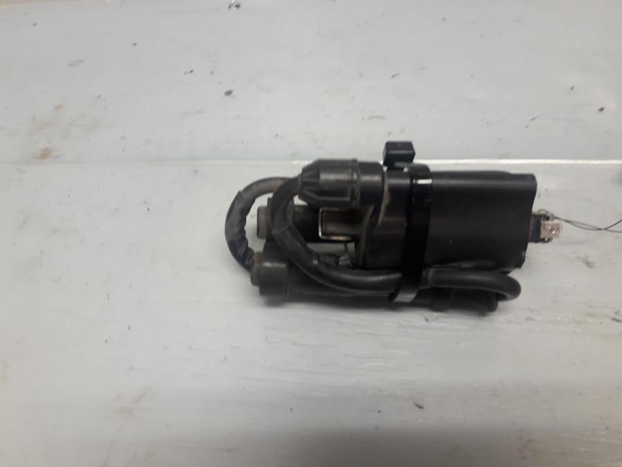 Framsidan på Tändspole från en Honda CB 750 SF -1999 motorcykel.