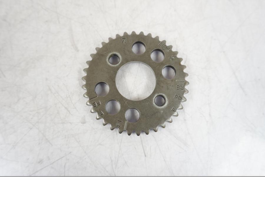 Baksidan på Kamkedjedrev från en Honda VFR 800 -2005 motorcykel.