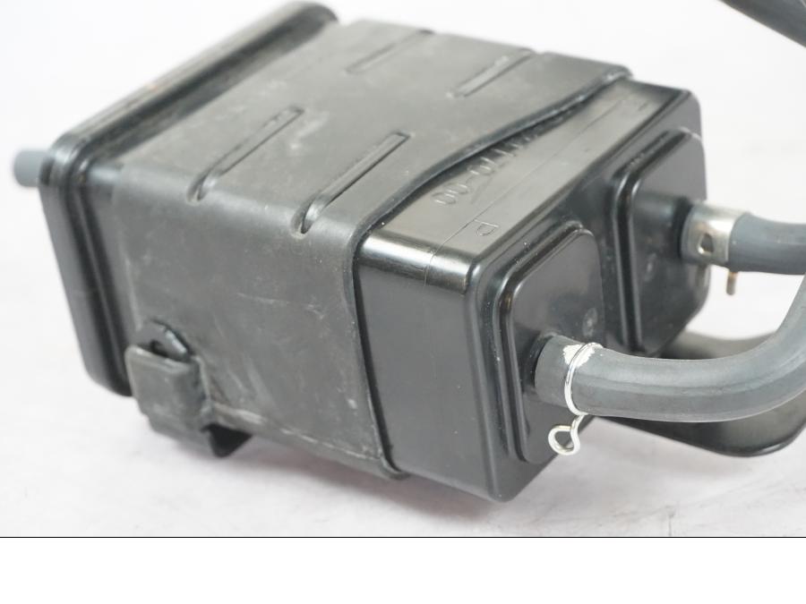 Baksidan på Fuel Evap System från en Yamaha MT-09 -2020 motorcykel.