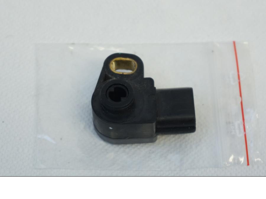 Baksidan på TPS från en Kawasaki VN 900 -2006 motorcykel.