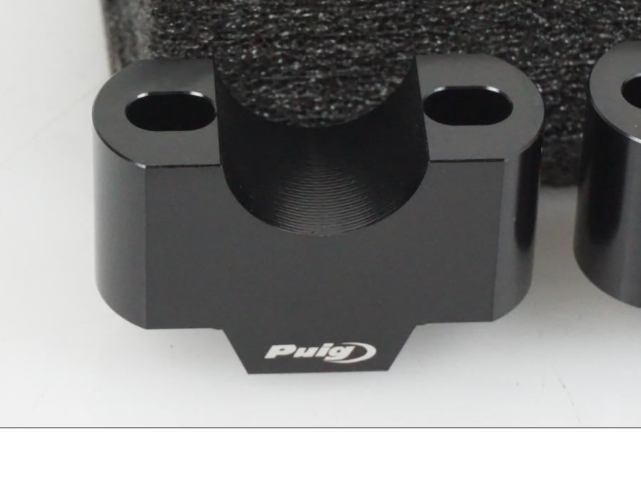 Höger sida på Styrfäste från en Universal Universal -2023 moped.