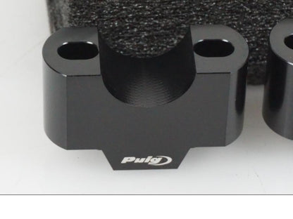 Höger sida på Styrfäste från en Universal Universal -2023 moped.