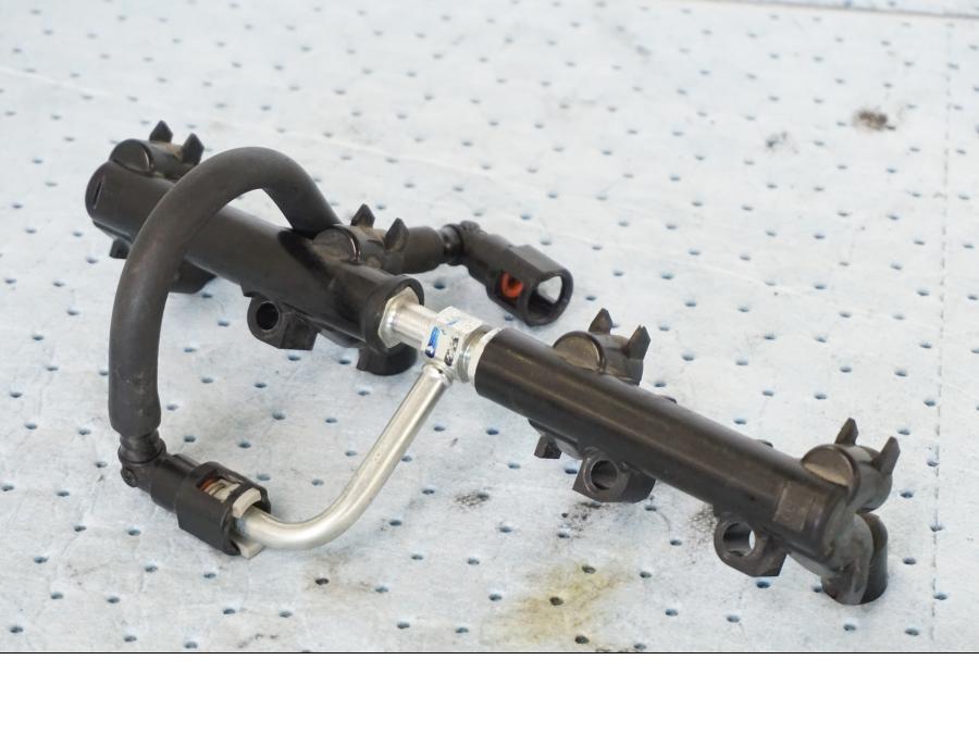 Vänster sida på Fuel Rail från en Suzuki GSX-R 1000 -2008 motorcykel.