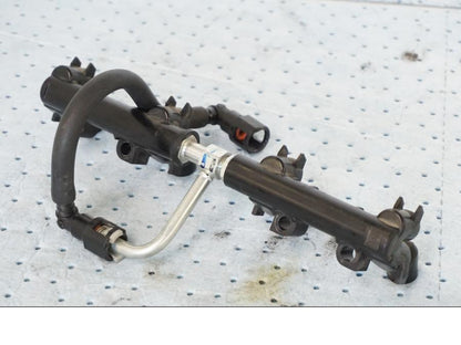 Vänster sida på Fuel Rail från en Suzuki GSX-R 1000 -2008 motorcykel.