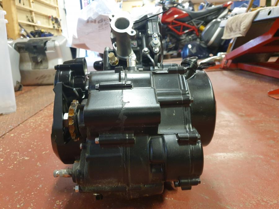 Höger sida på Motor från en Kawasaki Z 125 -2019 motorcykel.