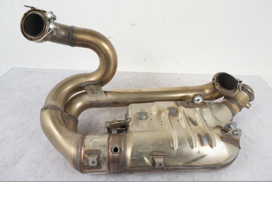 Snett nerifrån på Mellanburk från en KTM 1290 Super Duke R -2022 motorcykel.