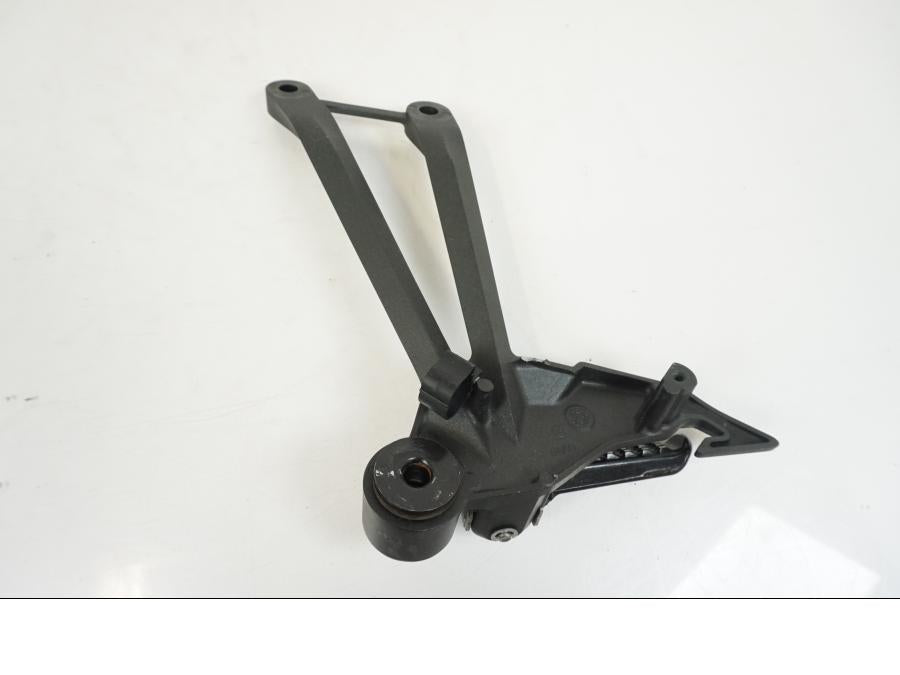 Baksidan på Fotpinnefäste från en Kawasaki Z 1000 -2017 motorcykel.