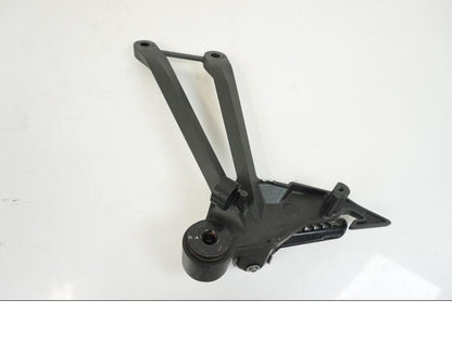 Baksidan på Fotpinnefäste från en Kawasaki Z 1000 -2017 motorcykel.