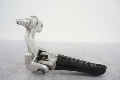 Snett nerifrån på Fotpinnefäste från en KTM 990 Super Duke -2006 motorcykel.