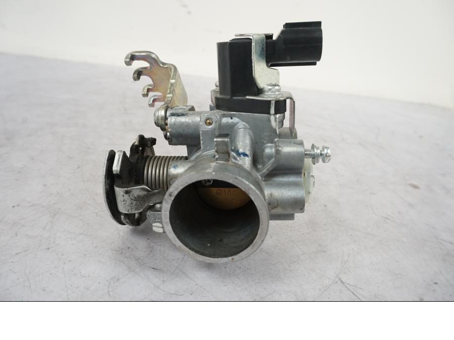 Höger sida på Spjällhus från en Yamaha MT 125 -2017 motorcykel.