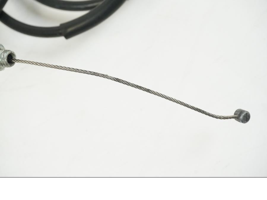 Snett nerifrån på Gasvajer från en Suzuki GSX-R 750 -2001 motorcykel.