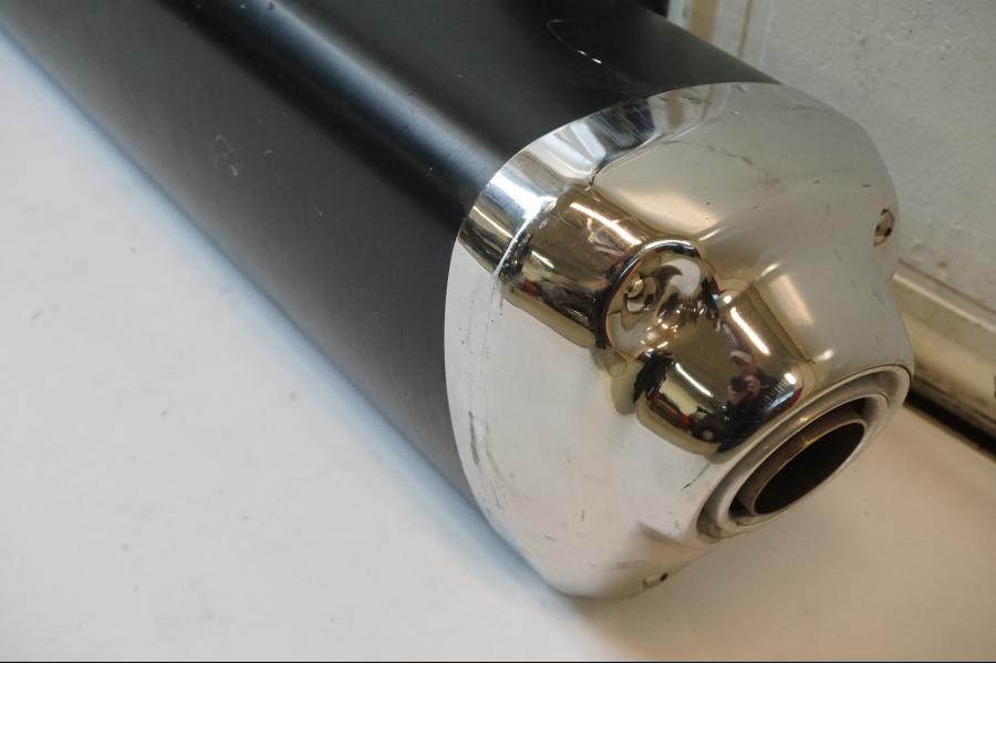 Höger sida på Ljuddämpare från en Suzuki GSX 1300 R -2009 motorcykel.