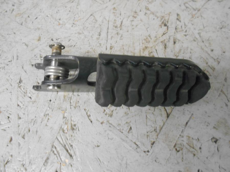 Framsidan på Fotpinne från en Triumph Tiger 800 -2016 motorcykel.