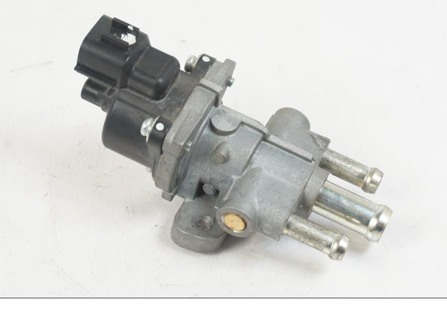 Framsidan på Tomgångssolenoid från en Suzuki VZR 1800 -2009 motorcykel.