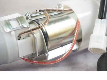 Höger sida på Bensinpump insprut från en KTM 1290 Super Duke R -2022 motorcykel.