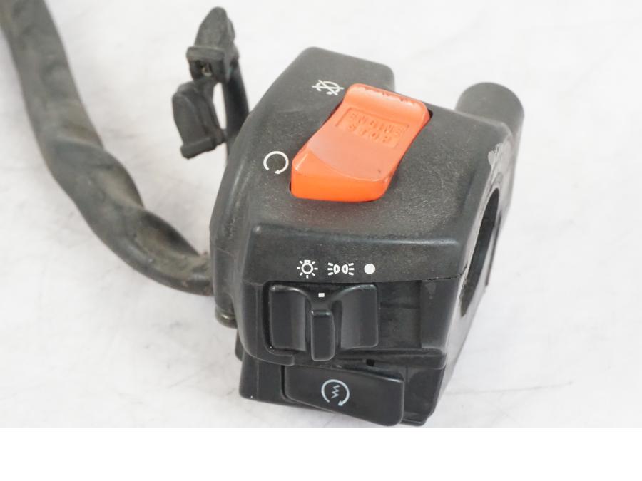 Baksidan på Styrelreglage från en Honda NT 650 V -2002 motorcykel.