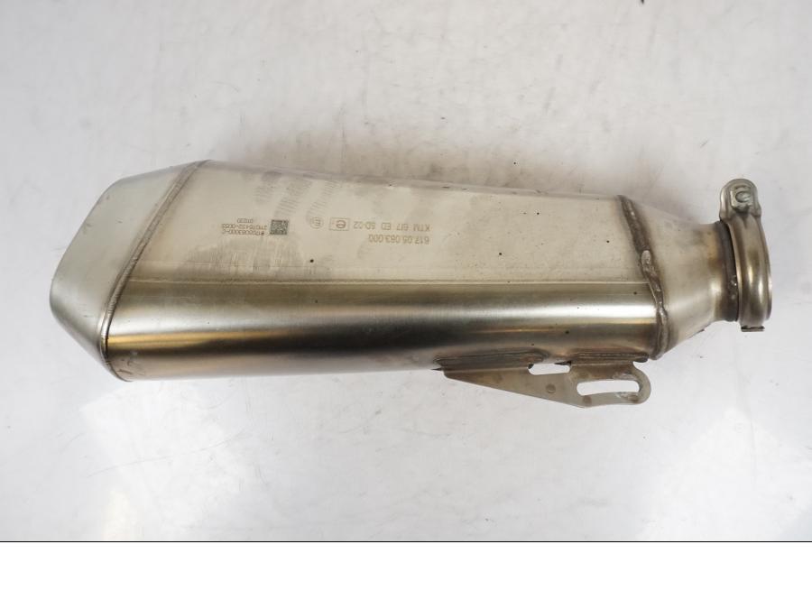 Snett nerifrån på Ljuddämpare från en KTM 1290 Super Duke R -2021 motorcykel.