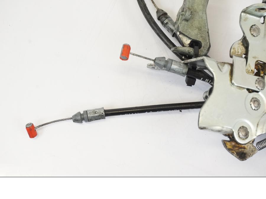 Baksidan på Sadellåsmekanism från en Honda NT 700 -2008 motorcykel.