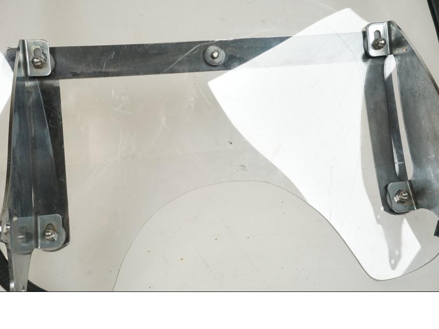 Extrabild4 på <p>Vindruta från Suzuki VZ 800 2000.</p>

<p>Fästen finns ej, skrapmärke på kromdetalj se bilder, rutfästena är original men vindrutan är hemmagjord. Ytliga repor finns på rutan se bilder.</p> motorcykel.