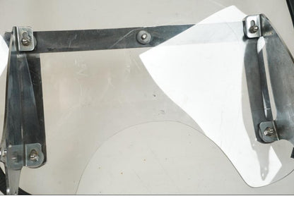 Extrabild4 på <p>Vindruta från Suzuki VZ 800 2000.</p>

<p>Fästen finns ej, skrapmärke på kromdetalj se bilder, rutfästena är original men vindrutan är hemmagjord. Ytliga repor finns på rutan se bilder.</p> motorcykel.