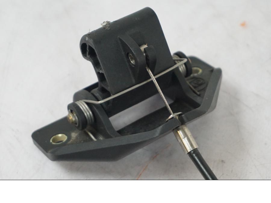 Snett uppifrån på Sadellåsmekanism från en BMW R 1200 R -2007 motorcykel.