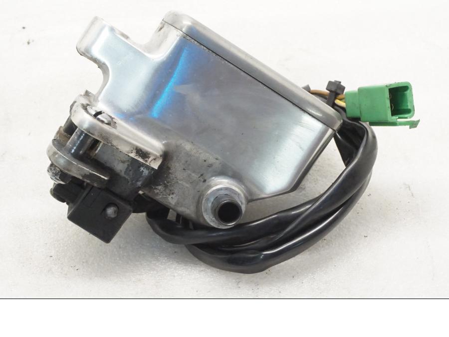 Framsidan på Bromshuvudcylinder från en Yamaha XVZ 13TD -1999 motorcykel.