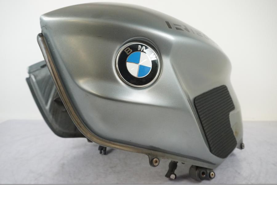 Snett nerifrån på Bensintank från en BMW R 1200 R -2007 motorcykel.