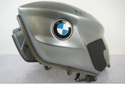 Snett nerifrån på Bensintank från en BMW R 1200 R -2007 motorcykel.