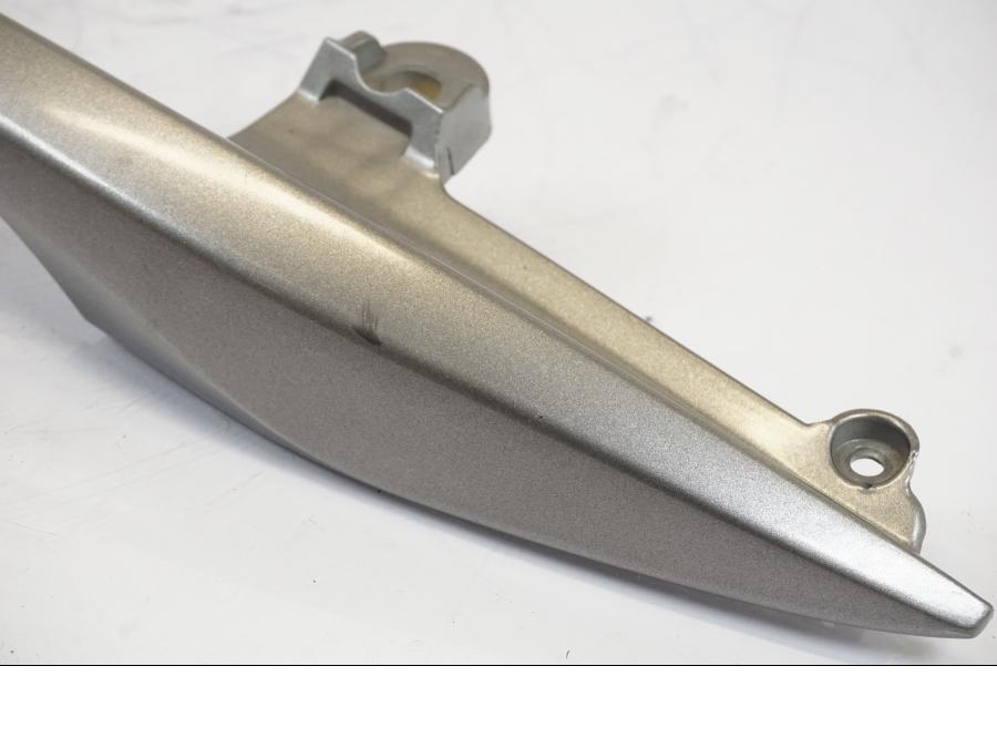 Baksidan på Passagerarhandtag från en Honda NT 700 -2008 motorcykel.