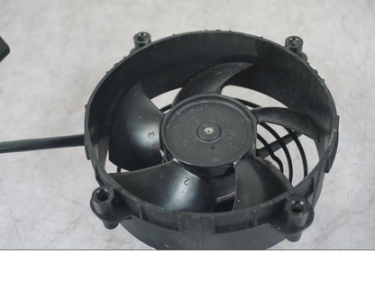 Höger sida på Vattenkylfläkt från en KTM 1290 Super Adventure S -2022 motorcykel.