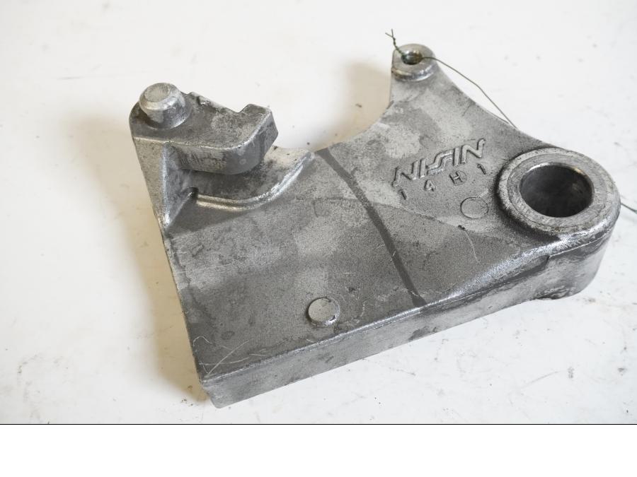 Framsidan på Bromsoksfäste från en Triumph Daytona 650 -2005 motorcykel.