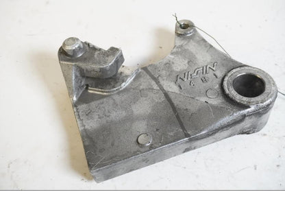 Framsidan på Bromsoksfäste från en Triumph Daytona 650 -2005 motorcykel.