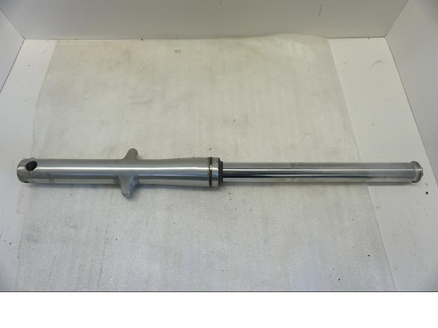 Framsidan på Gaffelben från en Suzuki VL 800 -2004 motorcykel.