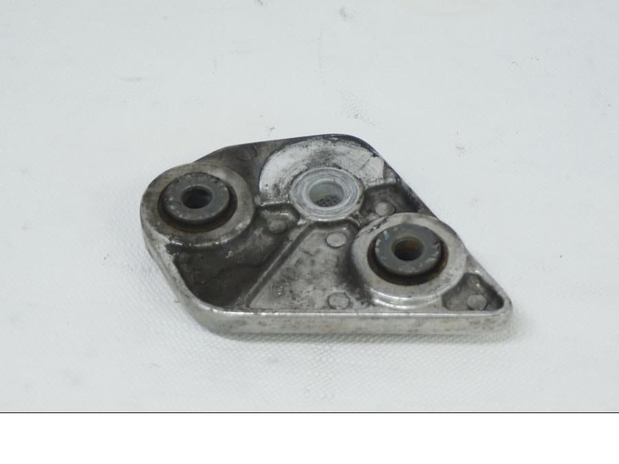 Baksidan på Fotpinnefäste från en Yamaha TDM 850 -1998 motorcykel.