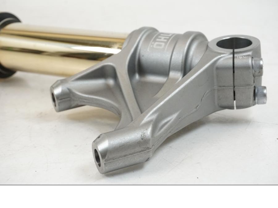 Höger sida på Gaffelben Öhlins från en Triumph Speed Triple -2021 motorcykel.