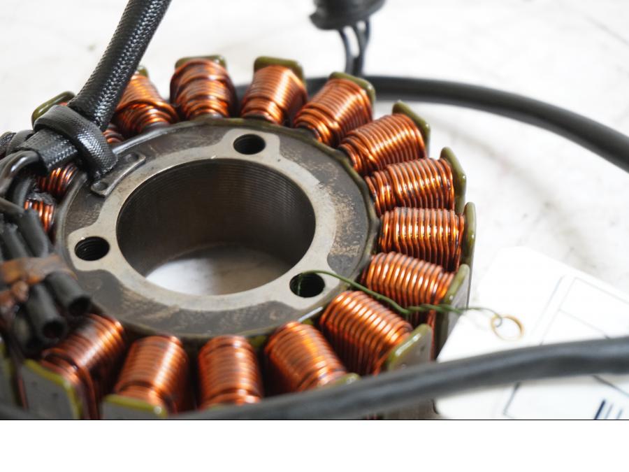 Baksidan på Generator från en Suzuki GSX-R 750 -1996 motorcykel.