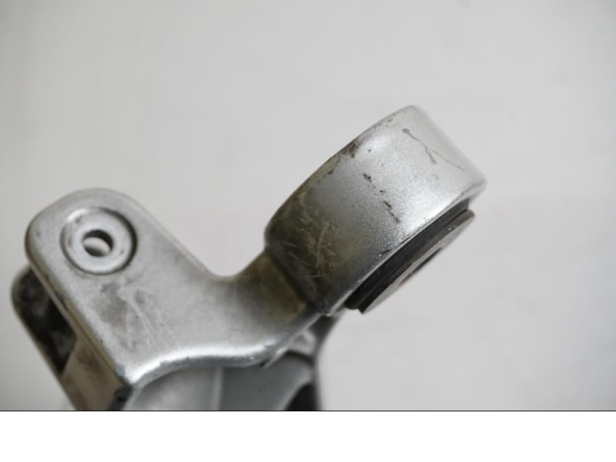 Höger sida på Fotpinnefäste från en Yamaha BT 1100 -2002 motorcykel.