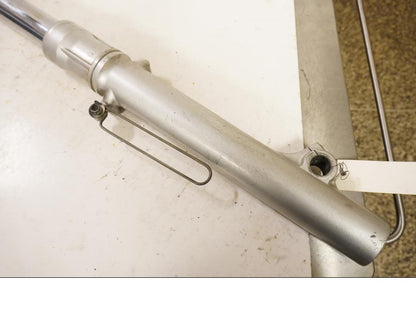 Vänster sida på Gaffelben från en Suzuki DR 800 S -1992 motorcykel.