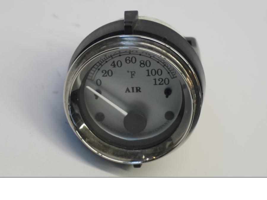 Framsidan på Temperaturmätare från en H-D Street Glide FLHX -2013 motorcykel.