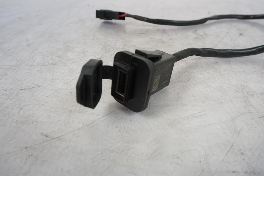 Höger sida på USB-uttag från en KTM 1290 Super Duke R -2023 motorcykel.