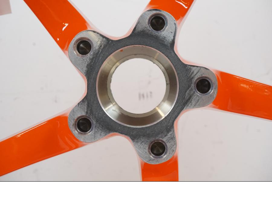 Extrabild2 på Fälg från en KTM 1290 Super Duke R EVO -2023 motorcykel.